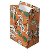 White Floral Design on Oranje Medium Cadeauzakje (Voorkant Gekanteld)