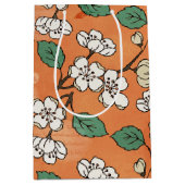 White Floral Design on Oranje Medium Cadeauzakje (Voorkant)