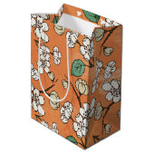 White Floral Design on Oranje Medium Cadeauzakje (Achterkant Gekanteld)