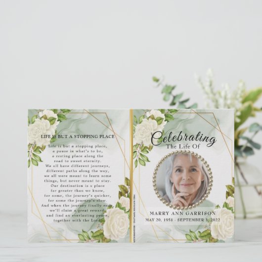 White Floral Greenery Celebration of Life Programm (Staand voorkant)