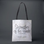 White Floral Hearts Wedding Stepmoeder van Bride Tote Bag<br><div class="desc">Deze elegante witte canvas tas is perfect om de stiefmoeder van de Bride te bedanken. Het is ontworpen als onderdeel van onze White Reflections Wedding Suite en bevat zwarte tekst op een achtergrond van witte bloemen en harten. De tekst luidt: Stepmoeder van de Bride, met een plaats voor haar naam,...</div>