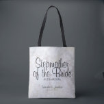 White Floral Hearts Wedding Stepmoeder van Bride Tote Bag<br><div class="desc">Deze elegante witte canvas tas is perfect om de stiefmoeder van de Bride te bedanken. Het is ontworpen als onderdeel van onze White Reflections Wedding Suite en bevat zwarte tekst op een achtergrond van witte bloemen en harten. De tekst luidt: Stepmoeder van de Bride, met een plaats voor haar naam,...</div>