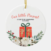 White Floral Kerstman Zwangerschap Aankondiging Ce Keramisch Ornament (Voorkant)