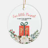 White Floral Kerstman Zwangerschap Aankondiging Ce Keramisch Ornament (Links)