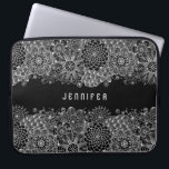 White Floral Lace Custom Black Achtergrond Laptop Sleeve<br><div class="desc">Monogramed girly design in zwarte en witte florale kant. Pas uw achtergrond aan om het even welke kleur aan u van met witte kant houdt.</div>