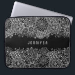 White Floral Lace Custom Black Achtergrond Laptop Sleeve<br><div class="desc">Monogramed girly design in zwarte en witte florale kant. Pas uw achtergrond aan om het even welke kleur aan u van met witte kant houdt.</div>