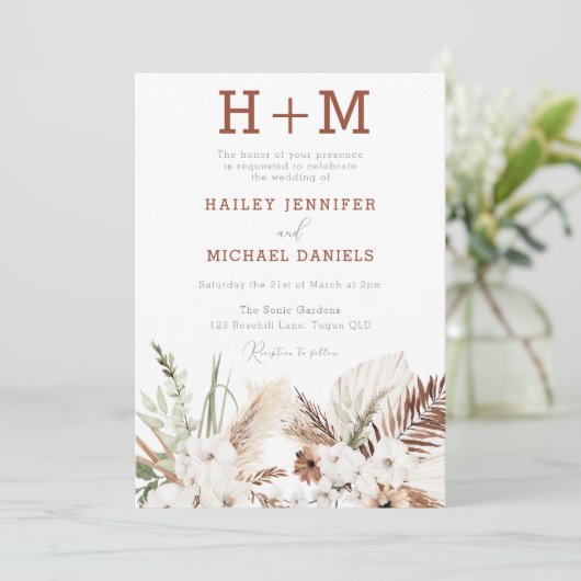 White Floral Monogram Boho Wedding Kaart (Staand voorkant)