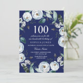 White Floral Navy Blue 100th Birthday Invitation Kaart (Staand voorkant)
