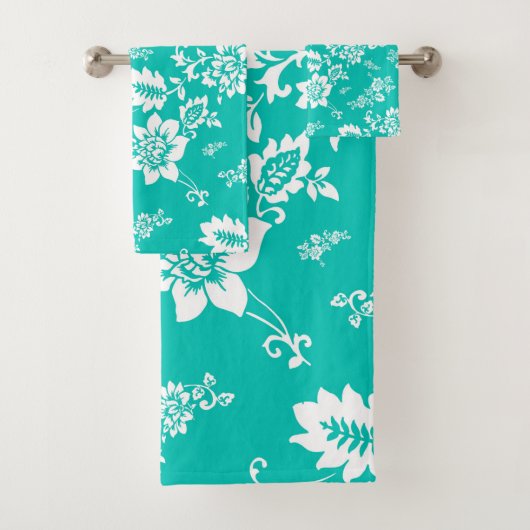 White Floral on Turquoise Background Bad Handdoek (Insitu)