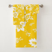 White Floral on Yellow Spring Background Bad Handdoek (Insitu)