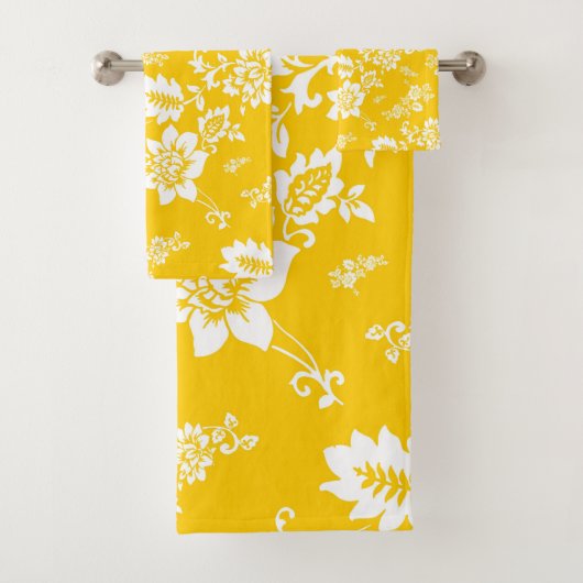 White Floral on Yellow Spring Background Bad Handdoek (Insitu)