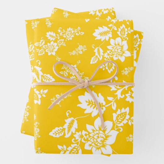 White Floral on Yellow Spring Background Inpakpapier Vel (In situ)