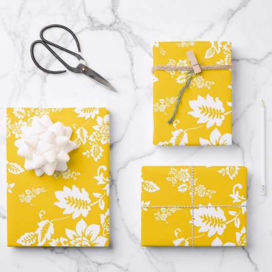 White Floral on Yellow Spring Background Inpakpapier Vel (Voorkant)