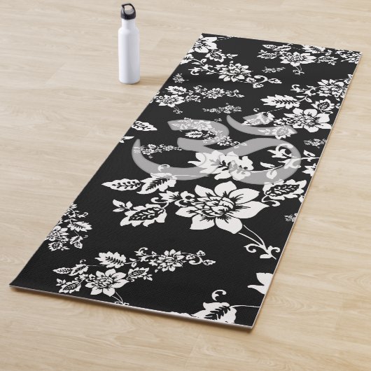 White Floral op Black Night Background Yogamat (In situ)