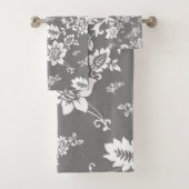 White Floral op Ultimate Grey Background Bad Handdoek (Insitu)