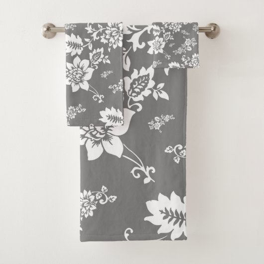 White Floral op Ultimate Grey Background Bad Handdoek (Insitu)