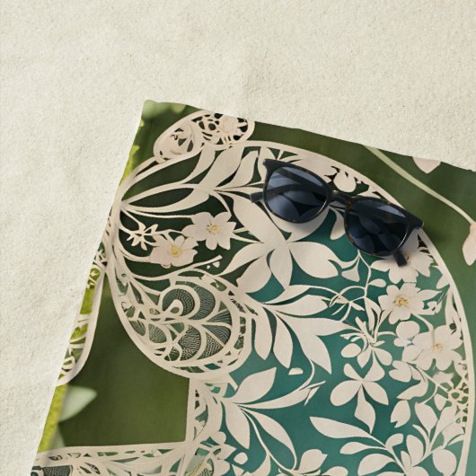 White Floral Rabbit Spring Art Strandlaken (In situ)