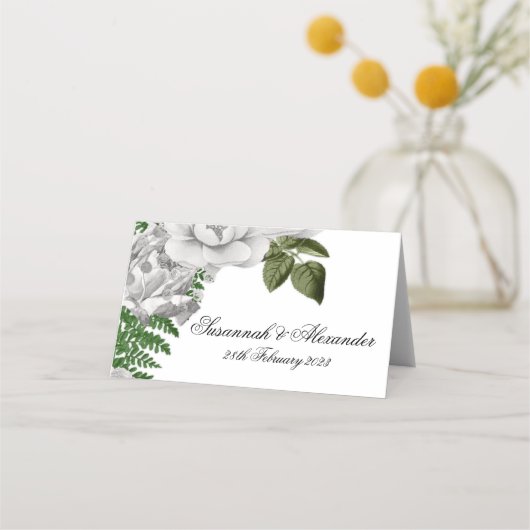 White Floral Roos en Fern Bouquet Wedding Plaatskaartje (Voorkant)