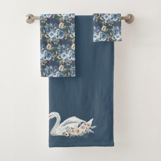 White Floral Swan op Blue Bad Handdoek (Insitu)