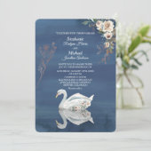 White Floral Swan op Blue Wedding Kaart (Staand voorkant)