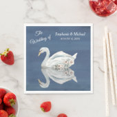 White Floral Swan op Blue Wedding Servet (Insitu)