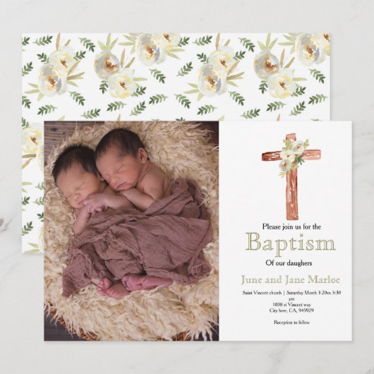 White floral twin sibling baptisme foto Invitation Kaart (Voorkant / Achterkant)