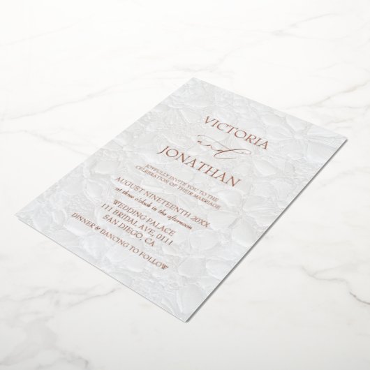 White Floral Wedding Folie Uitnodiging (Gedraaid)