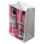 White Flower Basket on Pink - Martha's Vineyard Medium Cadeauzakje (Voorkant Gekanteld)