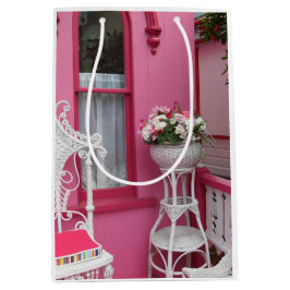 White Flower Basket on Pink - Martha's Vineyard Medium Cadeauzakje
