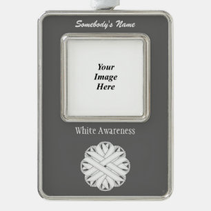 White Flower Ribbon Tmpl (V-O) van Kenneth Yoncich Verzilverd Omlijst Ornament