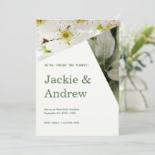 White Flowers and Greenery Wedding Invitation Kaart (Staand voorkant)