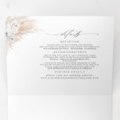 White Flowers and Pampas Grass Elegant Wedding Drieluik Uitnodiging (Binnenzijde eerst)
