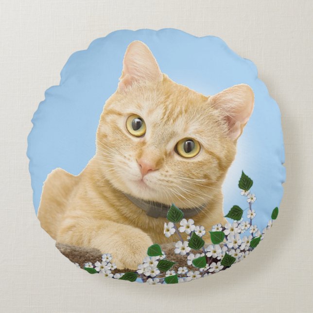 White Flowers & Ginger Tabby Cat on Light Blue Rond Kussen (Voorkant)