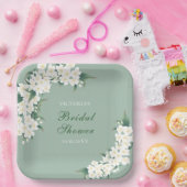 White Flowers on Green Pattern Vrijgezellenfeest Papieren Bordje (Feest)