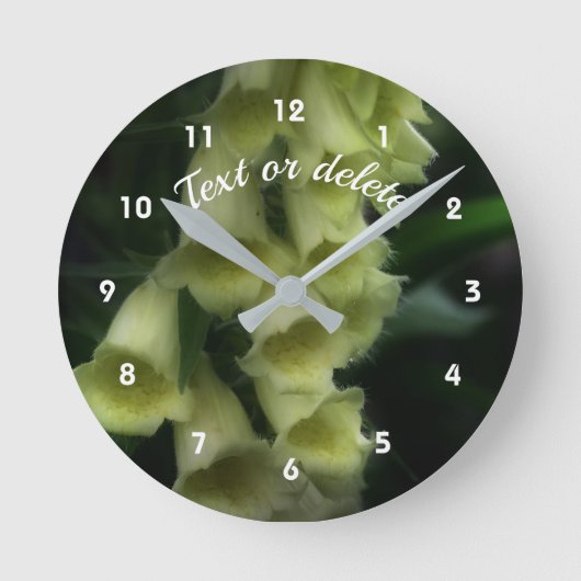 White Foxglove Flowers Personalized Ronde Klok (Voorkant)
