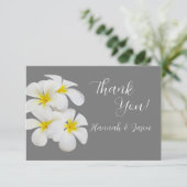 White Frangipani Flowers, op Medium Grey, Wedding Bedankkaart (Staand voorkant)