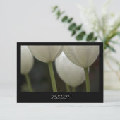 White Garden Tulips Spring Wedding RSVP Card (Staand voorkant)