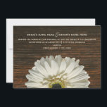 White Gerbera & Barnwood Rustic Wedding Invitation Kaart<br><div class="desc">Een trouwuitnodiging met een afbeelding van een witte gerbera maisy onderaan boven een achtergrond van donkerbruin barnwood.  Pas de tekst aan met details van uw gelegenheid.</div>