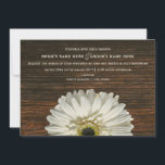 White Gerbera & Barnwood Rustic Wedding Invitation Kaart<br><div class="desc">Een trouwuitnodiging met een afbeelding van een witte gerbera maisy onderaan boven een achtergrond van donkerbruin barnwood.  Pas de tekst aan met details van uw gelegenheid.</div>