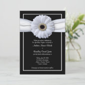 White Gerbera Black Background Wedding Invitation Kaart (Staand voorkant)