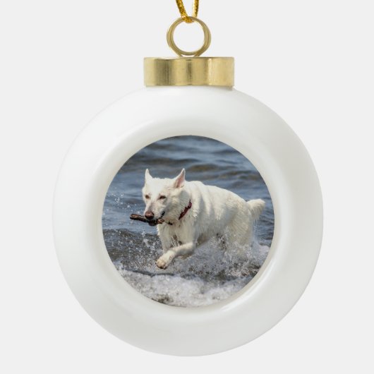White German Shepard op Lake George Keramische Bal Ornament (Voorkant)