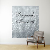 White Glitter Sparkly Spakle Sweet 16 Party Wandkleed (In situ)