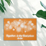 White Glow 'Samen is de beste plek om te zijn' | Imitatie Canvas Print<br><div class="desc">White Glow op Sinaasappel 'Together is the Best Place to Be' siert deze faux canvas print met een boodschap van eendracht en harmonie. Tegen de achtergrond van sereen sinaasappel straalt de lichtgevende witte gloed een gevoel van saamhorigheid en warmte uit. Deze print voegt niet alleen een vleugje elegantie toe aan...</div>