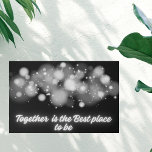 White Glow 'Samen is de beste plek om te zijn' | Imitatie Canvas Print<br><div class="desc">White Glow on Black 'Together is the Best Place to Be' siert deze faux canvas print met een boodschap van eenheid en harmonie. Tegen de achtergrond van sereen zwart straalt de lichtgevende witte gloed een gevoel van saamhorigheid en warmte uit. Deze print voegt niet alleen een vleugje elegantie toe aan...</div>