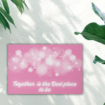 White Glow 'Samen is de beste plek om te zijn' | Imitatie Canvas Print<br><div class="desc">White Glow op Blauwgroen 'Together is the Best Place to Be' siert deze faux canvas print met een boodschap van eenheid en harmonie. Tegen de achtergrond van sereen roze straalt de lichtgevende witte gloed een gevoel van saamhorigheid en warmte uit. Deze print voegt niet alleen een vleugje elegantie toe aan...</div>
