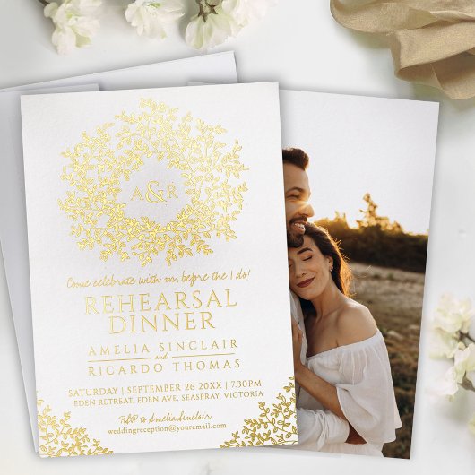 White gold foil monogram rehearsal dinner folie uitnodiging