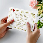 White Gold Gatsby Casino Las Vegas Poker Wedding Save The Date<br><div class="desc">Uniek casino Royale en Great Gatsby voor het kaartontwerp. Hij heeft een kunstdecostijl, een Roaring 1920's oude Hollywood gebroken lijst met faux gold folie Fleur-de-lis, rode harten, Q en K op twee hoeken (simulerende speelkaarten). Aan de achterkant hetzelfde witte namaakgouden Kunstdecopatroon, initialen en speelkaartjes. Gebruik het gereedschap Personaliseren om je...</div>