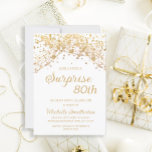 White Gold Glitter Surprise 80th Birthday Kaart<br><div class="desc">80e Verrassende verjaardagsfeestdag voor vrouwen met glittering gouden snaarlampen en mousserende bokeh op een witte achtergrond. Omdat tekst aanpasbaar is, is deze uitnodiging ontworpen voor een dame die elke verjaardag viert. (18th, 21, st, 30th, 40th, 50th, 60th, 70th, 80th, 90th, 100th... of elke leeftijd). Tekst, lettertypen en tekst zijn volledig...</div>