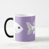 White goldfish on a lavender background mug magische mok (Links)