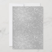 WHITE GRAY SILVER CHEVRON TRIM BIRTHDAY INVITATION KAART (Achterkant)